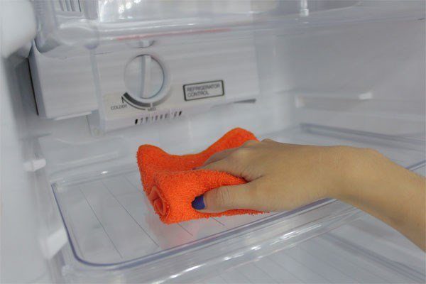 Hy House - Mẹo làm sạch ngăn đá tủ lạnh đơn giản như chơi