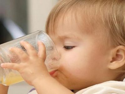 HY House - Hãy chú ý những sai lầm nguy hiểm khi cho trẻ uống nước ép hoa quả ngày hè