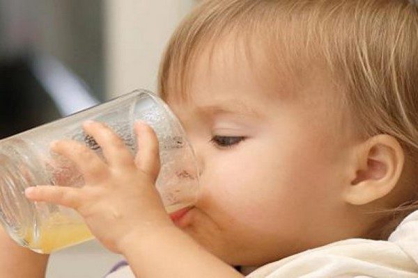 HY House - Hãy chú ý những sai lầm nguy hiểm khi cho trẻ uống nước ép hoa quả ngày hè
