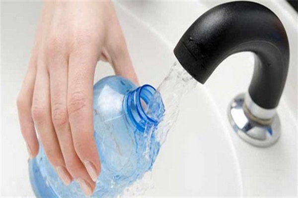 HY House - Lưu ý khi dùng chai nhựa đựng nước uống
