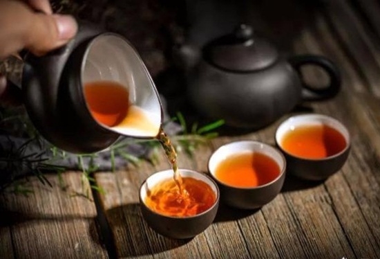 uống trà đặc tăng nguy cơ gây bệnh gút và suy thận