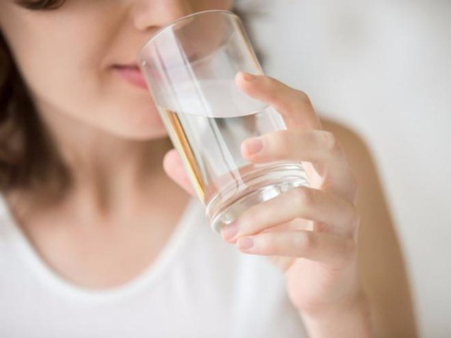 Uống nước ngay cả khi không khát là lời khuyên của nhiều chuyên gia dinh dưỡng