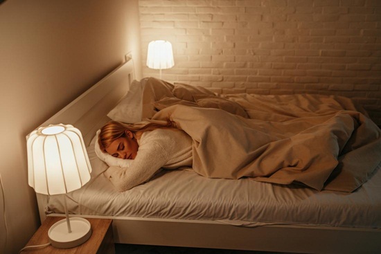 Bật đèn khi ngủ thật sự không tốt